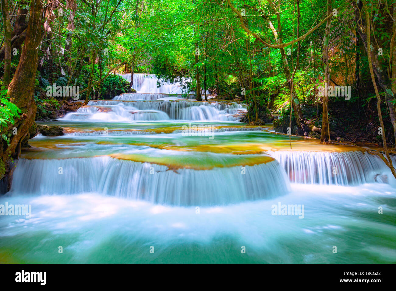 Huay Mae Kamin cascata, bella cascata nella foresta pluviale a Kanchanaburi, Thailandia. Foto Stock