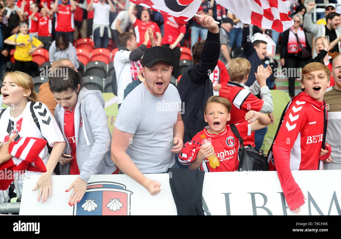 Charlton Athletic tifosi festeggiare dopo il Cielo lega Bet One Play-off, la prima gamba al Keepmoat Stadium, Doncaster. Foto Stock