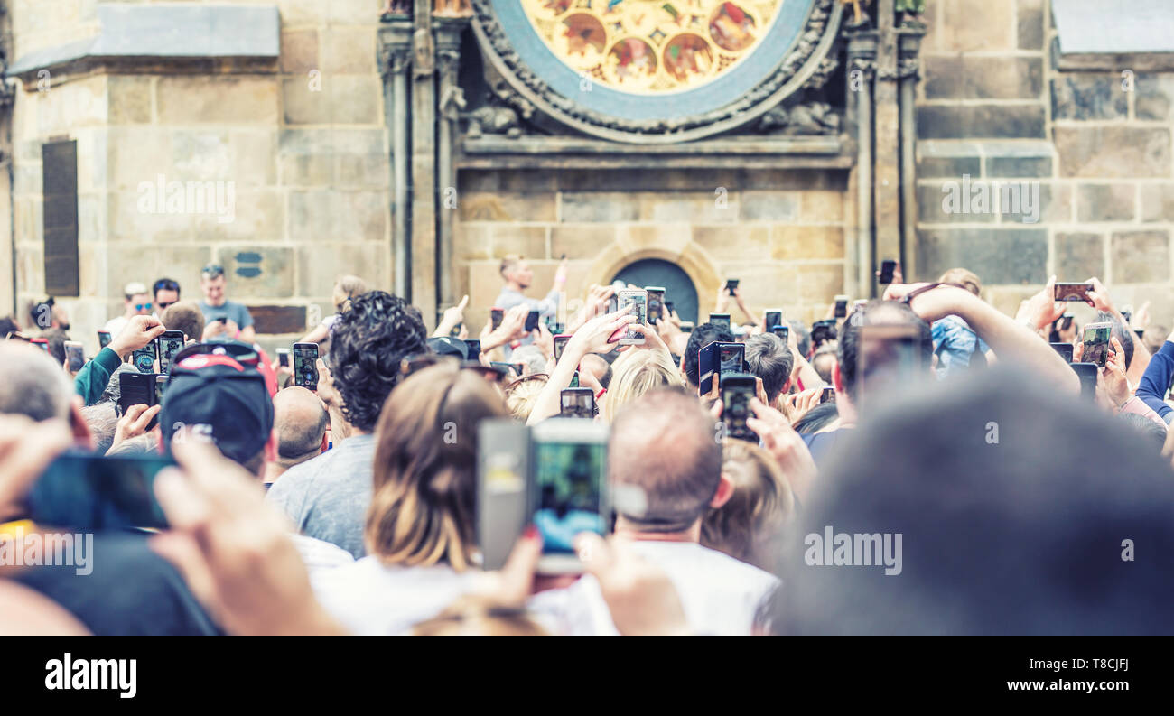 Praga, Repubblica Ceca - aprile 26.2019. I turisti fare foto e video sulla piazza della città vecchia. Consente di scattare foto e girare orologio astronomico Orloj Foto Stock