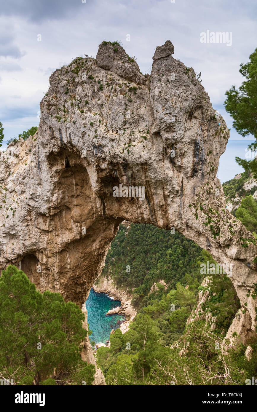 Arco Naturale formazione di roccia, Capri, Italia Foto Stock