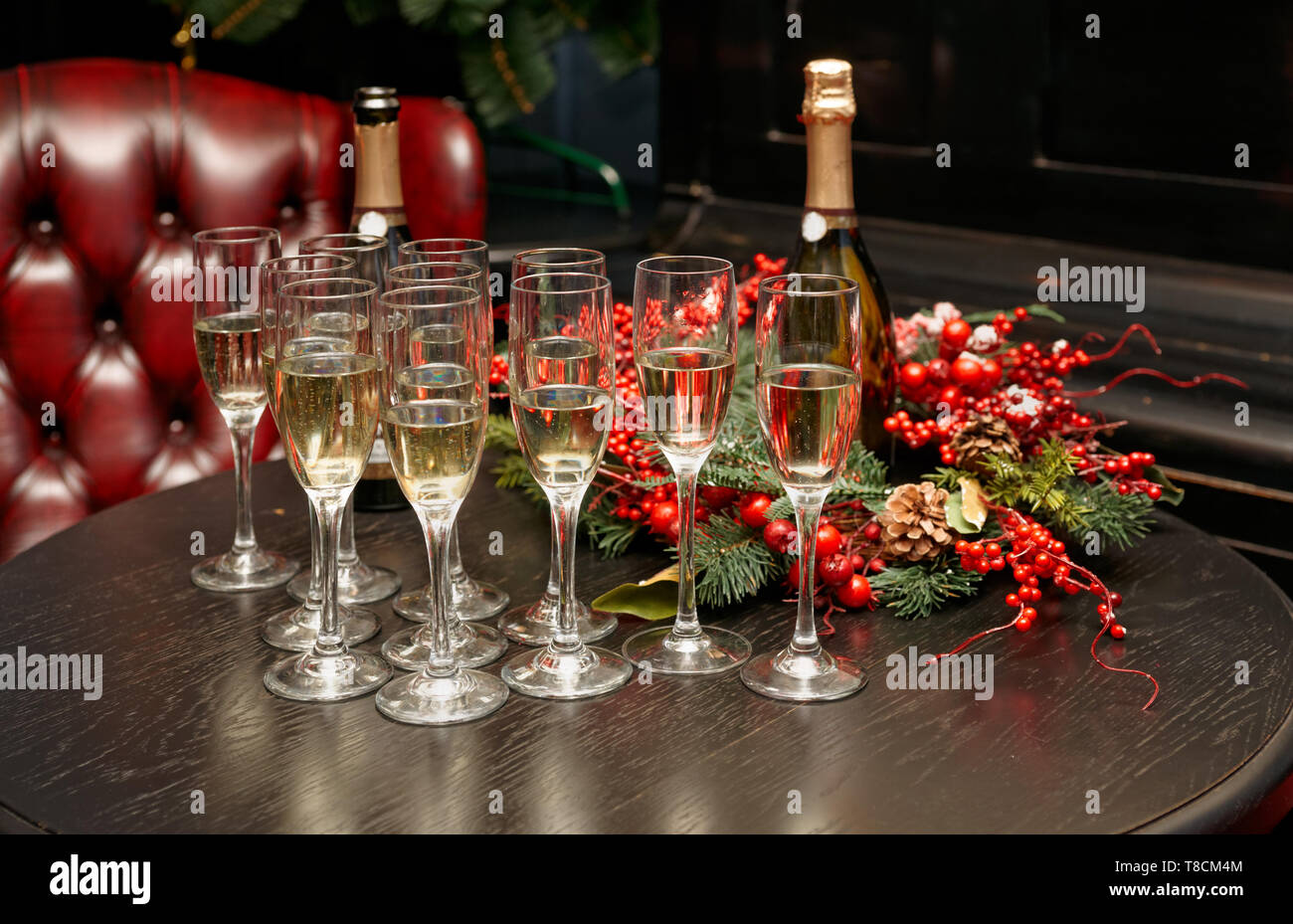 I bicchieri con lo champagne sul bar lounge tabella Foto Stock