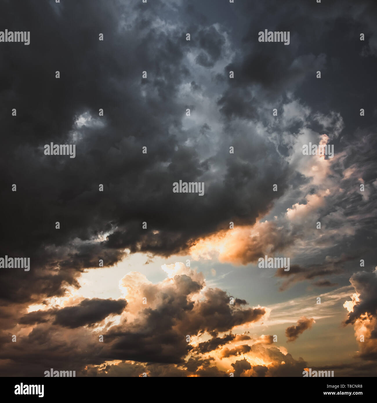 Drammatico cielo tempestoso al tramonto con nuvole scure - Skyscape Foto Stock