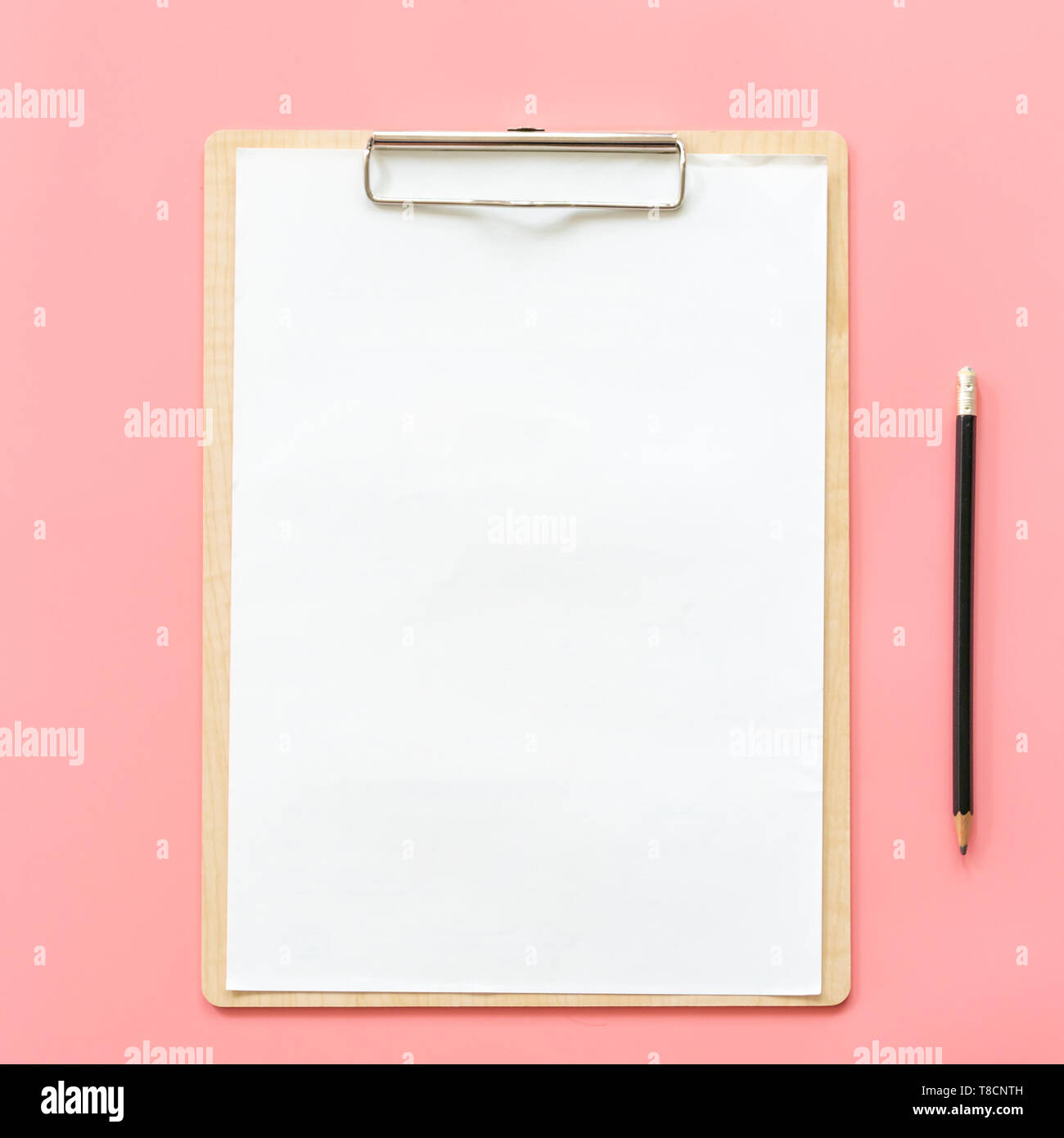 Blank appunti e matita mock up sul pastello rosa colore di sfondo Foto Stock