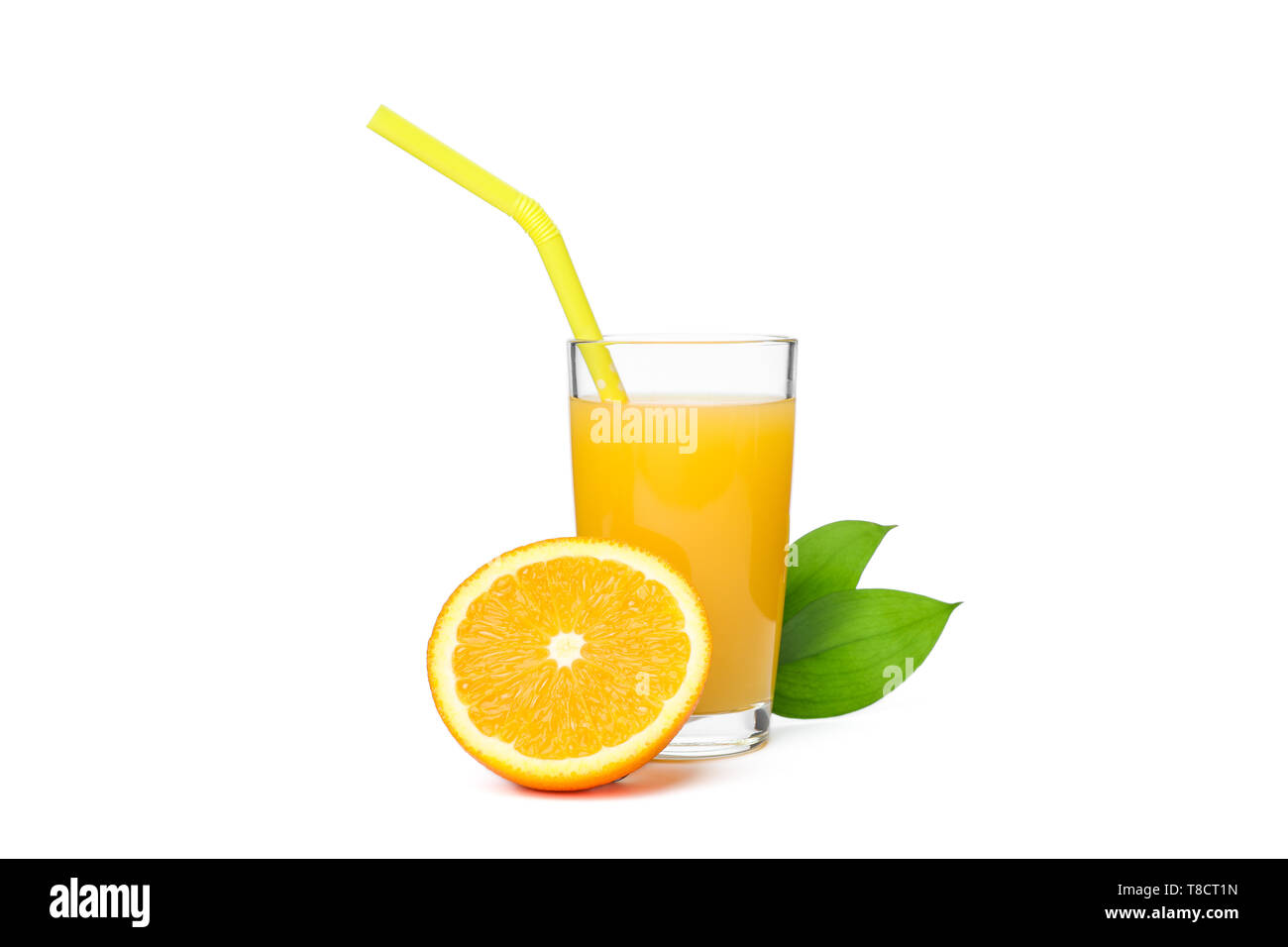 Bicchiere di succo d'arancia fresco con un tubulo, arancione e lascia isolati su sfondo bianco. Fresca bevanda naturale Foto Stock