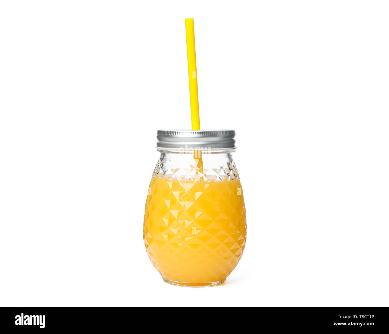 Vaso di vetro con succo d'arancia fresco e di tubuli isolati su sfondo bianco. Fresca bevanda naturale Foto Stock