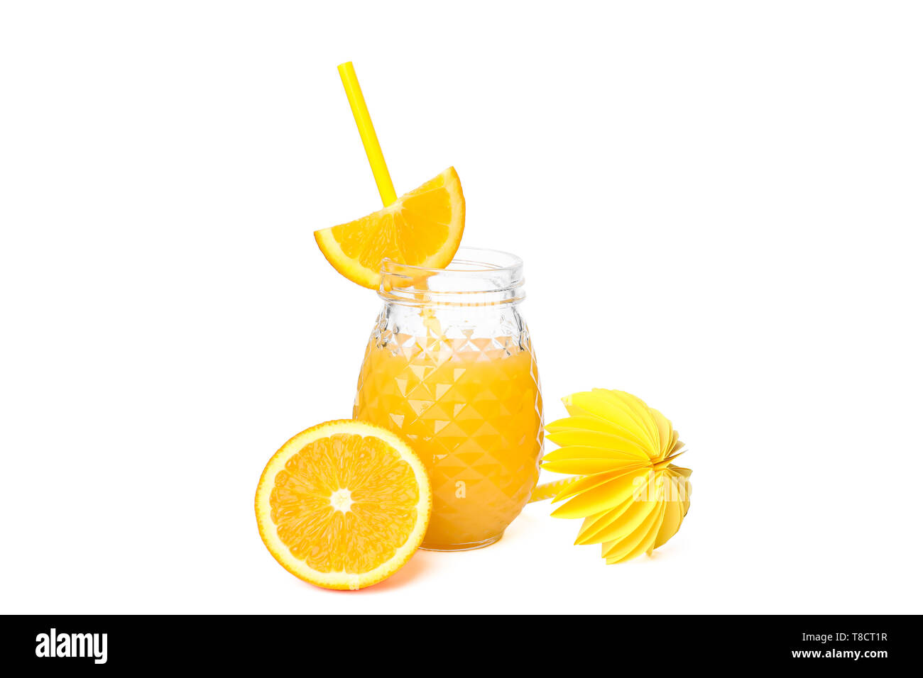 Vaso di vetro con succo d'arancia fresco, tubulo decorativo, Palm e isolato di colore arancione su sfondo bianco. Fresca bevanda naturale Foto Stock