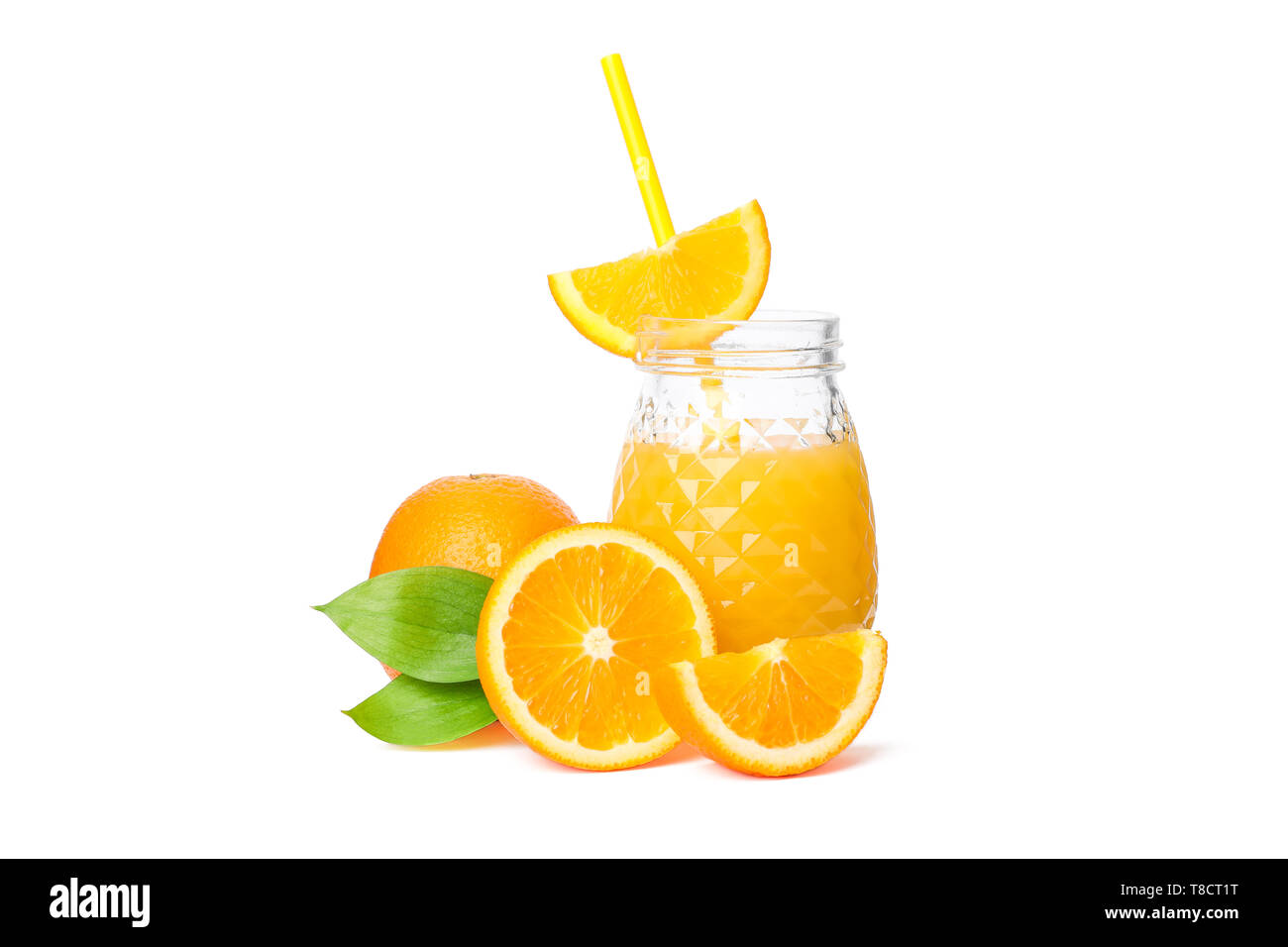 Vaso di vetro con succo d'arancia fresco e il tubicino, arance con foglie isolati su sfondo bianco. Fresca bevanda naturale Foto Stock