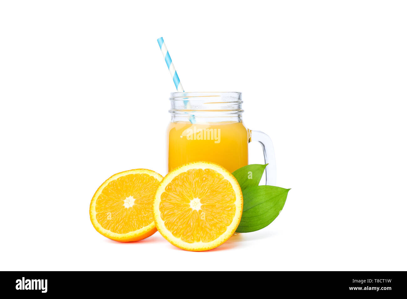Vaso di vetro con succo d'arancia fresco e il tubicino, arance con foglie isolati su sfondo bianco. Fresca bevanda naturale Foto Stock