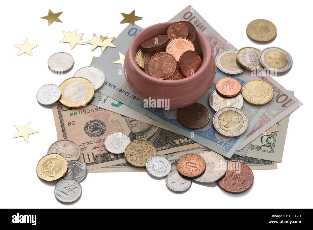 Tazza di molti isolati su sfondo bianco, simbolo di ricchezza e di abbondanza. Concetto del tesoro. Monete e banconote da diversi paesi Foto Stock