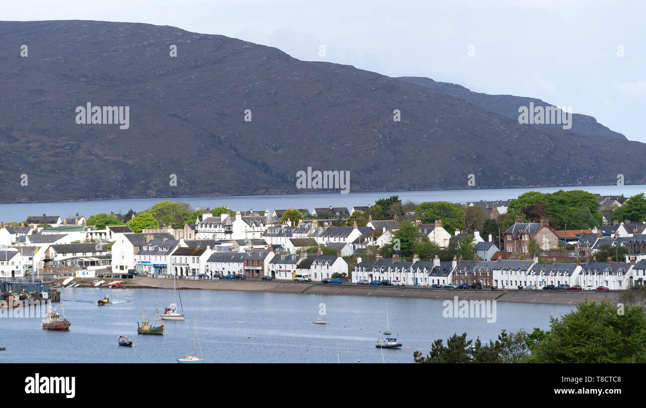 Vista di Ullapool sulla costa nord 500 scenic percorso nel nord della Scozia, Regno Unito Foto Stock