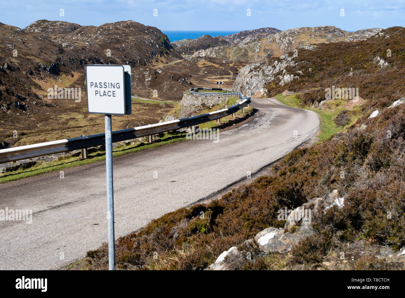 Single track road e passante posto sulla costa nord 500 scenic il percorso in Assynt settentrionale della Scozia, Regno Unito Foto Stock