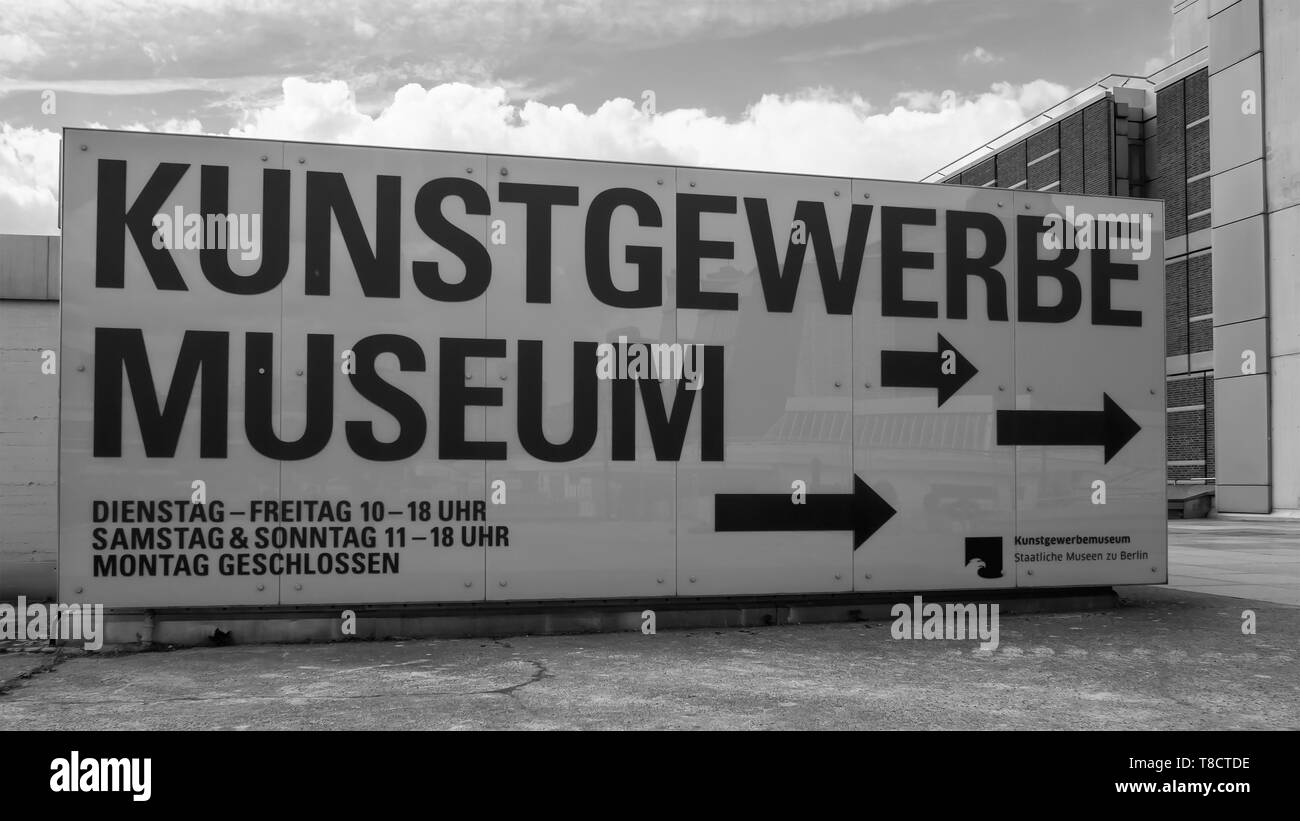 Berlino, Germania - 4 Maggio 2019: Kunstgewerbemuseum, Museo di Arti Decorative al Kulturforum di Berlino, monocromatico Foto Stock