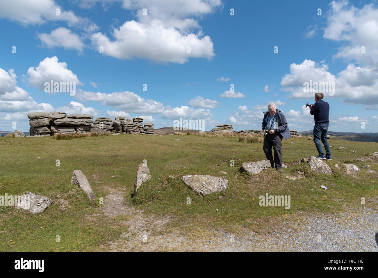 Parco Nazionale di Dartmoor, Devon, Inghilterra, Regno Unito, maggio 2019. Gli uomini di fotografare la Combestone Tor alta sul Dartmoor una popolare località visiter. Foto Stock