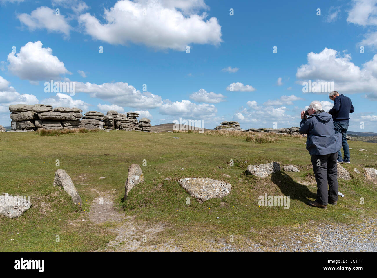 Parco Nazionale di Dartmoor, Devon, Inghilterra, Regno Unito, maggio 2019. Gli uomini di fotografare la Combestone Tor alta sul Dartmoor una popolare località visiter. Foto Stock