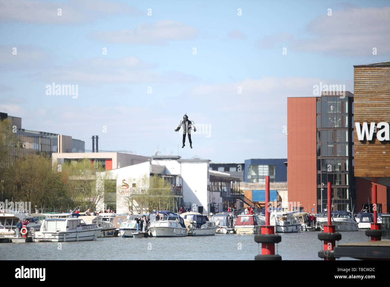 La vita reale Iron Man e inventore, Richard Browning battenti attraverso Brayford Pool in Lincoln con stunt man Jamie Stanley utilizzando jet powered tute, creato da Browning La società Industrie di gravità. Dotato di: Richard Browning dove: Lincoln, Regno Unito quando: 11 Apr 2019 Credit: WENN.com Foto Stock