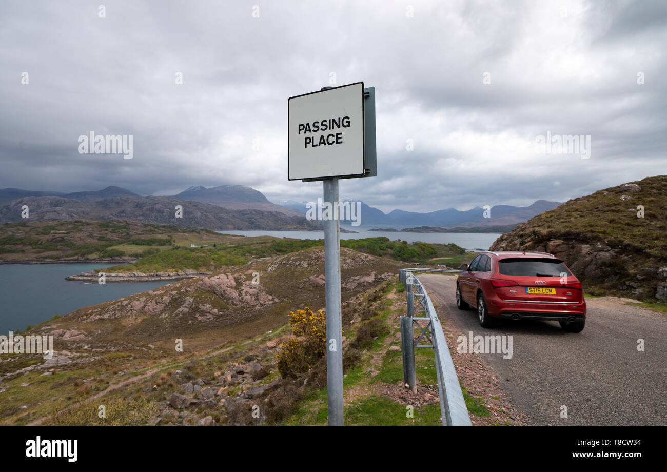 Single track road e passante posto in Torridon sulla costa nord 500 scenic percorso nel nord della Scozia, Regno Unito Foto Stock