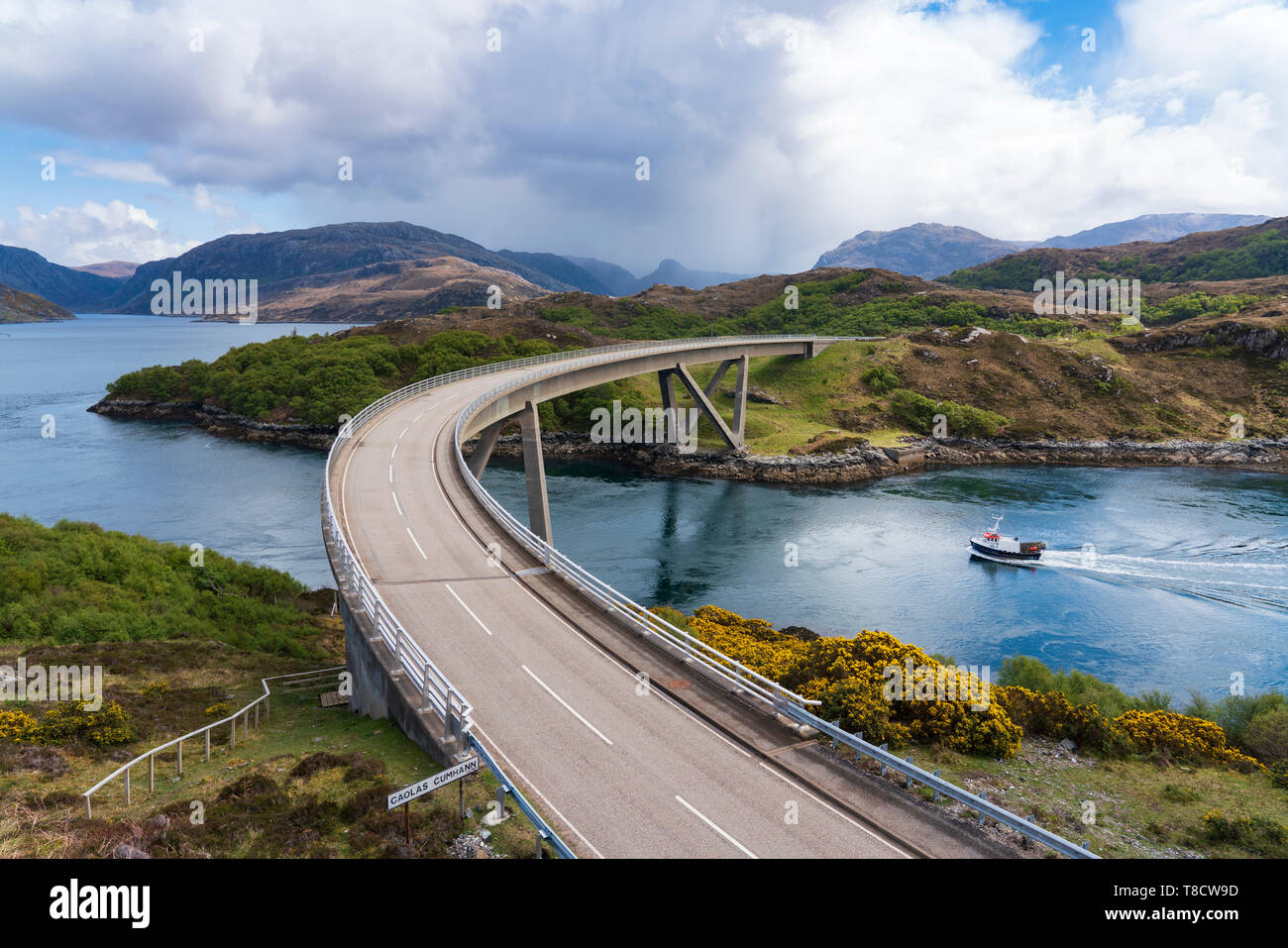 Kylesku ponte sulla costa nord 500 SCENIC guida nel percorso di Sutherland, Highland, nel nord della Scozia, Regno Unito Foto Stock