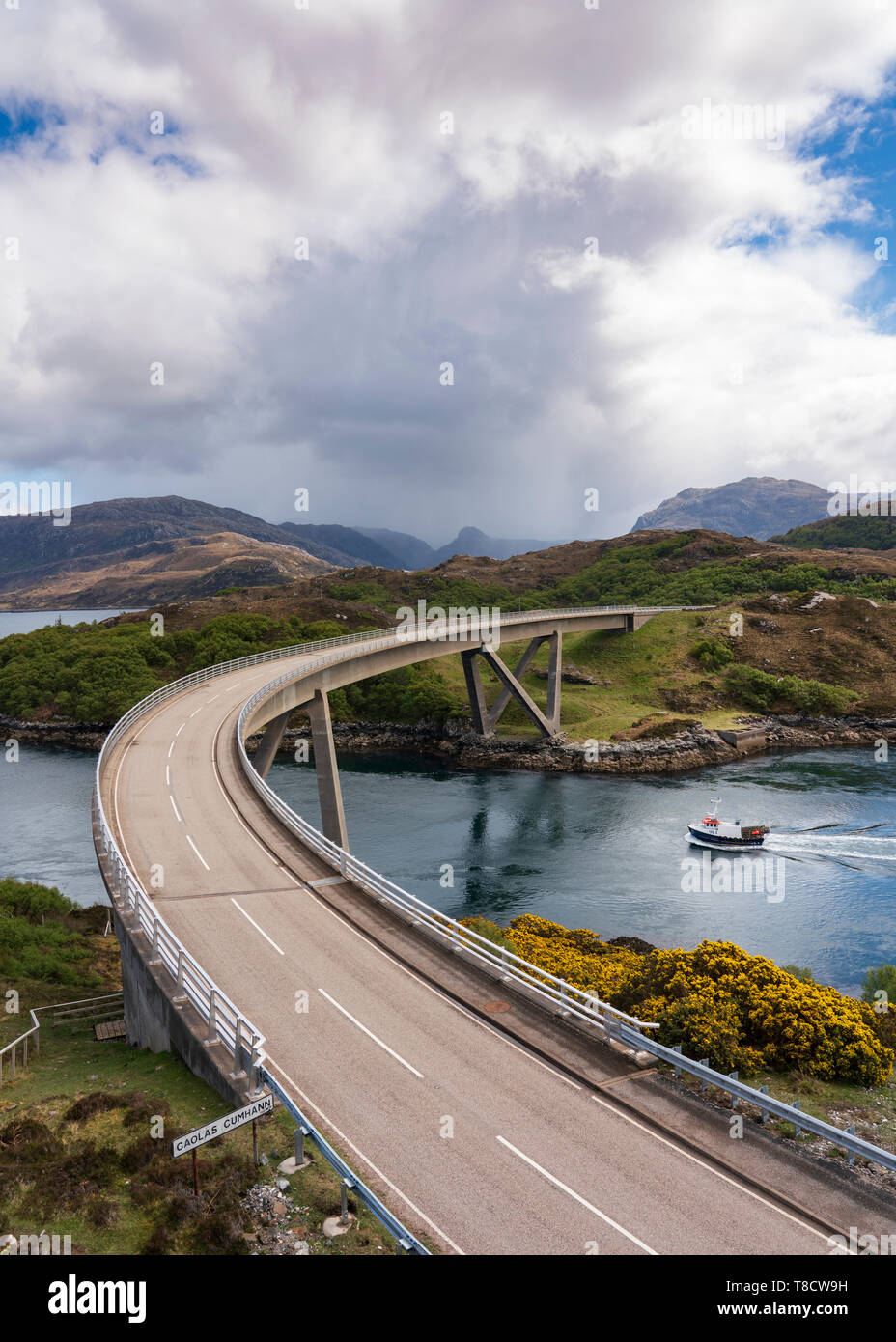 Kylesku ponte sulla costa nord 500 SCENIC guida nel percorso di Sutherland, Highland, nel nord della Scozia, Regno Unito Foto Stock