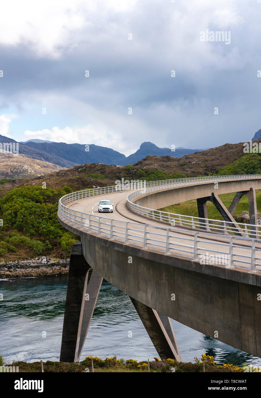 Kylesku ponte sulla costa nord 500 SCENIC guida nel percorso di Sutherland, Highland, nel nord della Scozia, Regno Unito Foto Stock