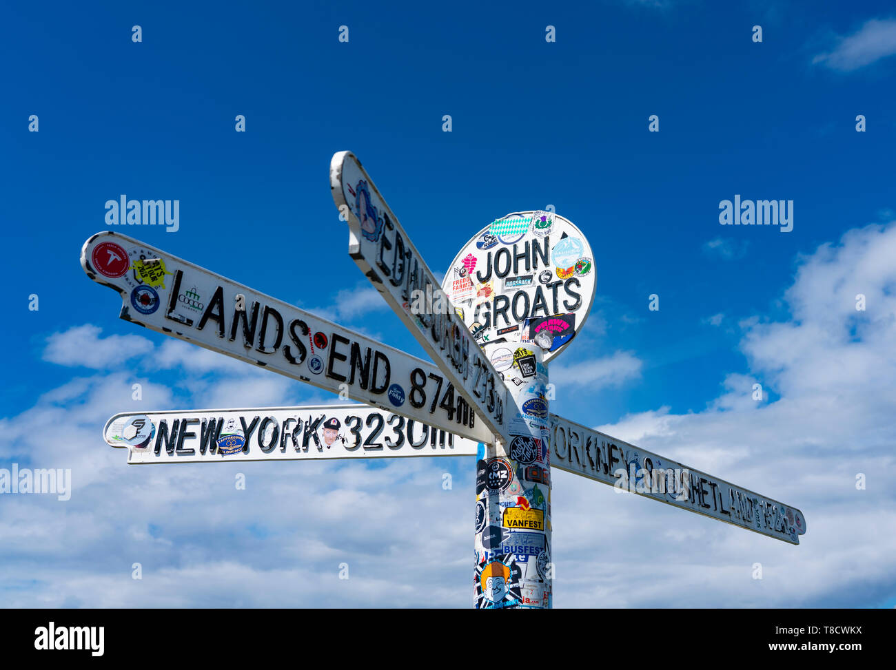 Cartello con distanze a John O' semole sulla costa nord 500 scenic percorso nel nord della Scozia, Regno Unito Foto Stock