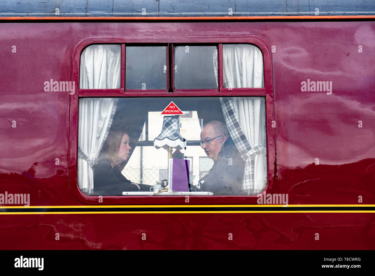 West Coast ferrovie trasporto Il trasporto di turisti su giacobita treno a vapore a Fort William stazione in Scozia, Regno Unito Foto Stock