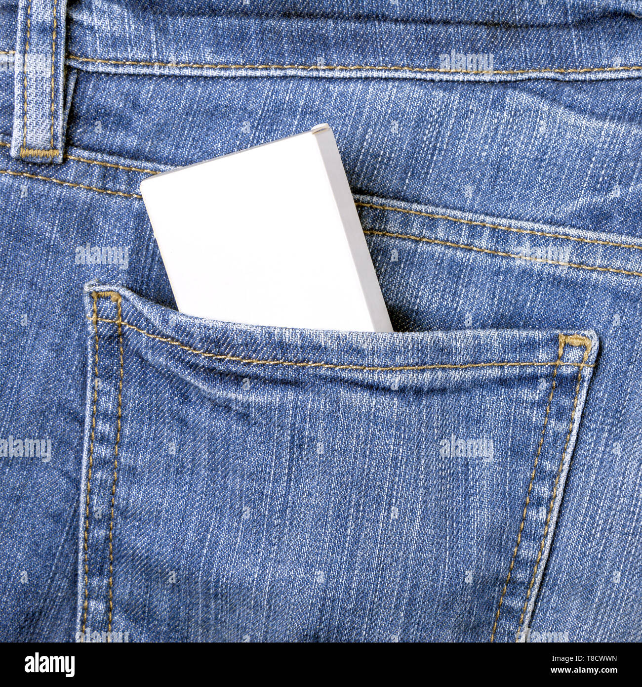 Vuota la casella bianca mockup con copia spazio per aggiungere il testo nella tasca posteriore dei jeans blu Foto Stock