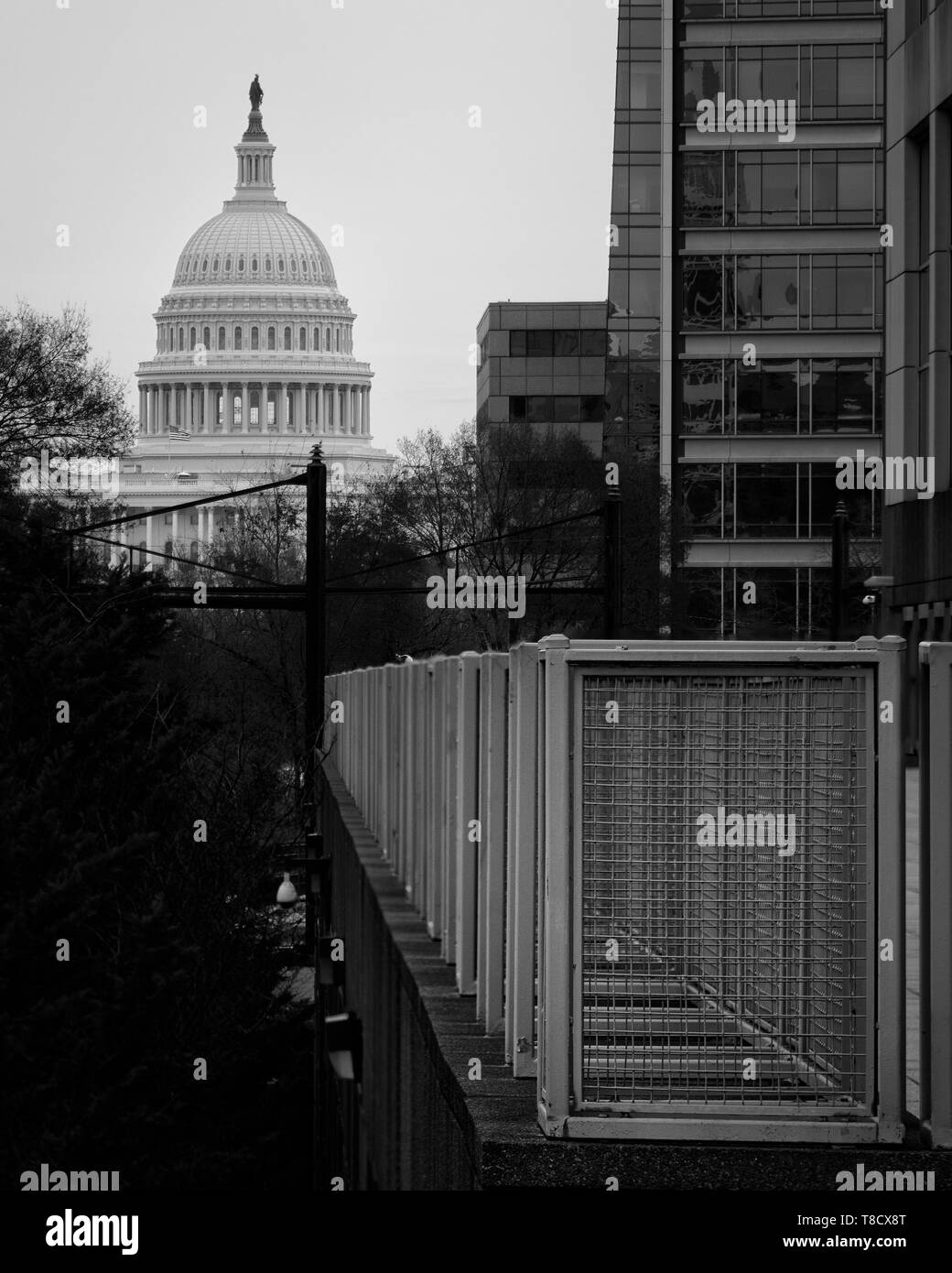 In bianco e nero (monocromatico) Vista del Capitol Building oltre i binari della ferrovia in Washington, DC, Stati Uniti d'America Foto Stock