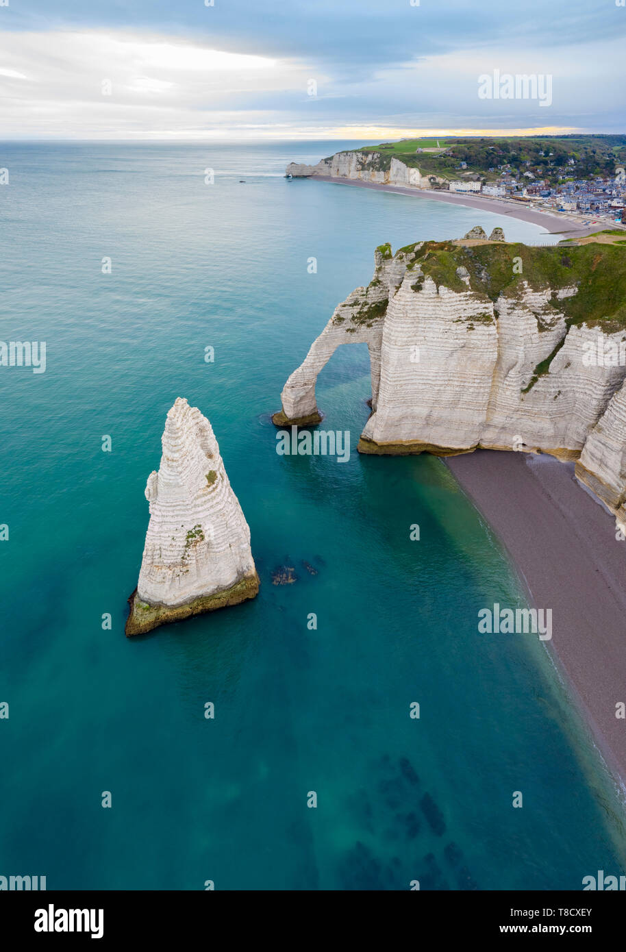 Vista aerea delle Scogliere di Etretat, Octeville sur Mer, Le Havre, Seine Maritime, in Normandia, Francia, Europa occidentale. Foto Stock