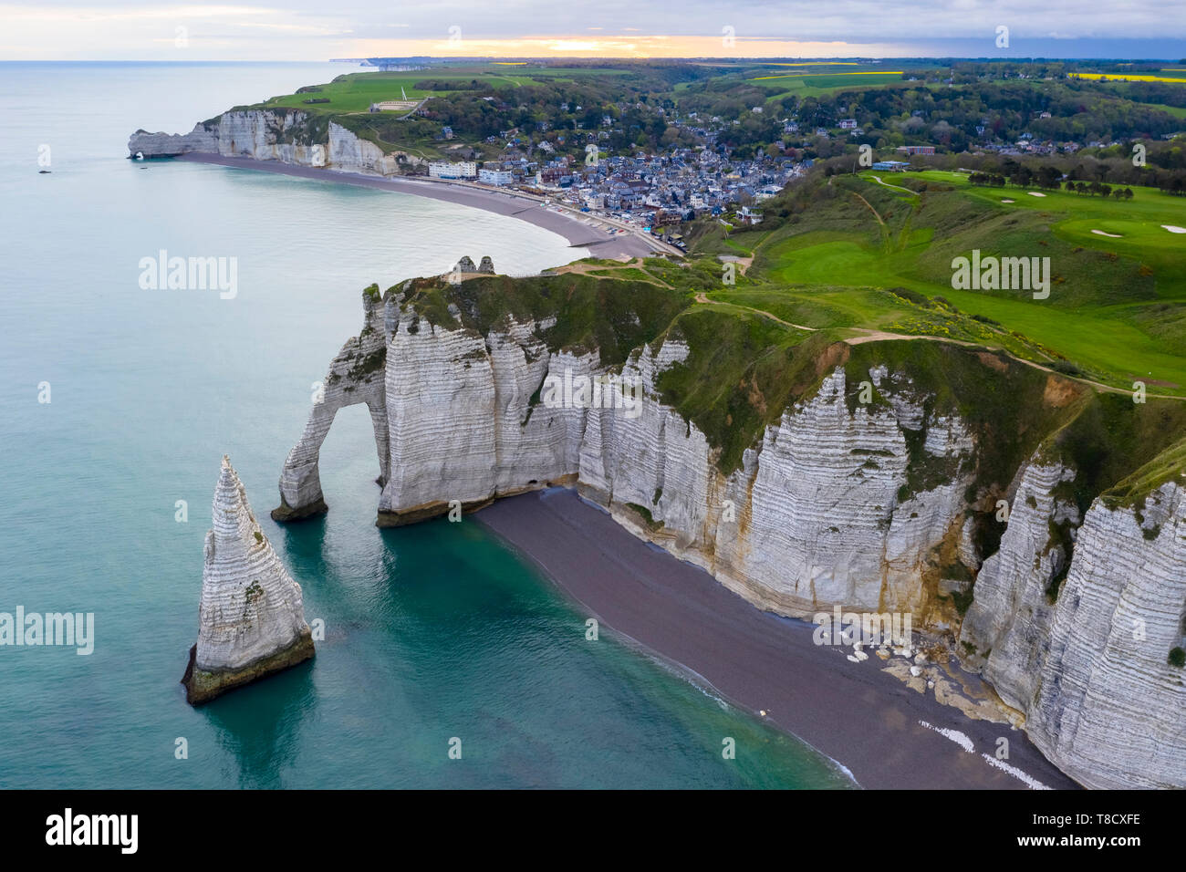 Vista aerea delle Scogliere di Etretat, Octeville sur Mer, Le Havre, Seine Maritime, in Normandia, Francia, Europa occidentale. Foto Stock