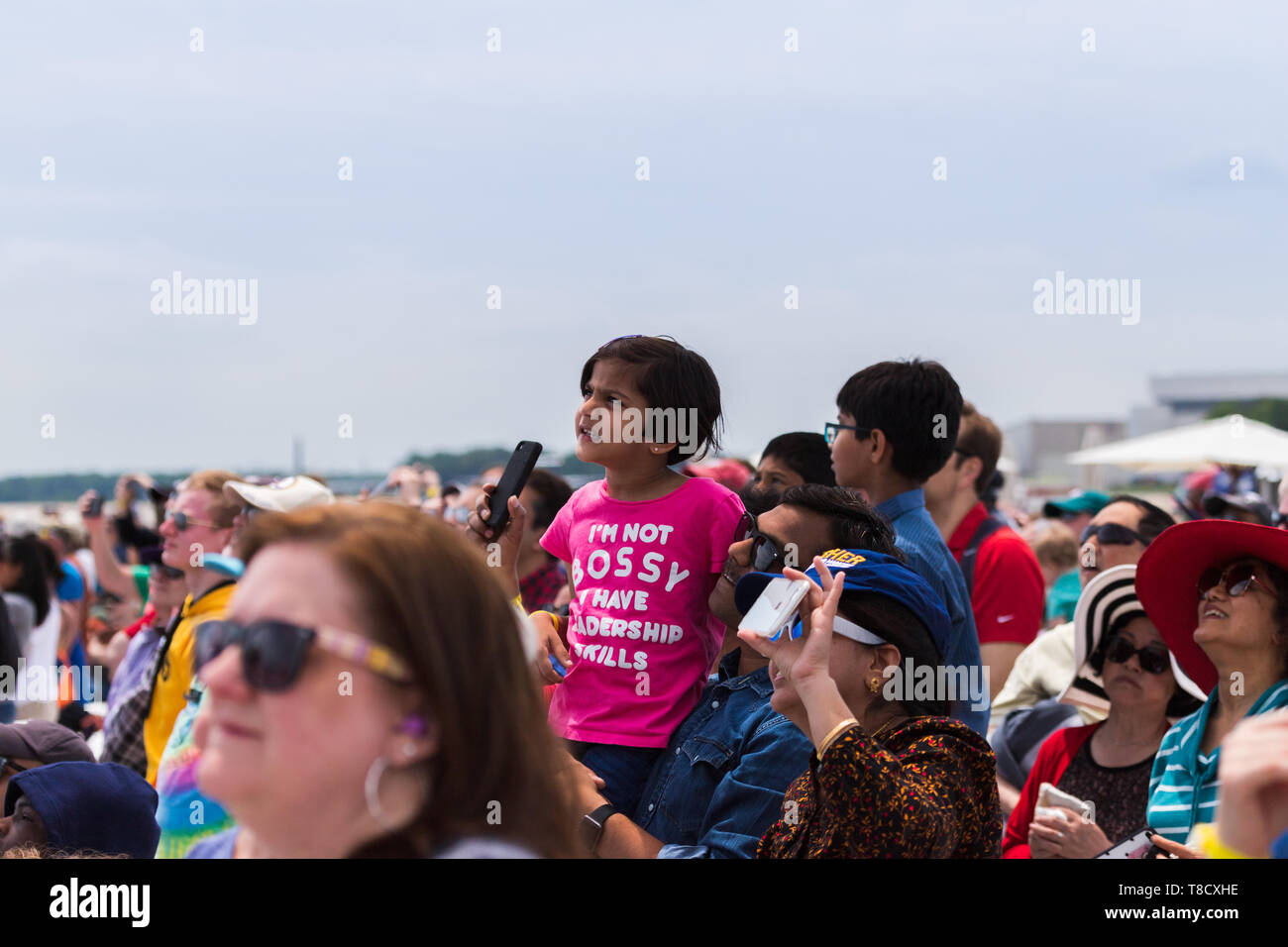 Un pranzo di fronte alla folla JBA Air Force Base fuori Washington, DC guarda l'US Air Force Thunderbirds eseguire overhead. Foto Stock