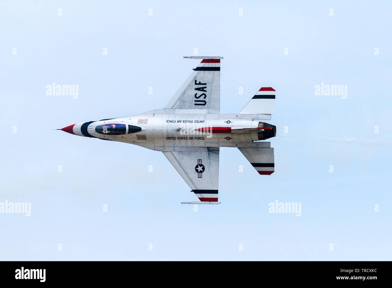US Air Force Thunderbird razzi passato mentre si esegue per la folla ad un JBA base di aria al di fuori di Washington, DC. Foto Stock