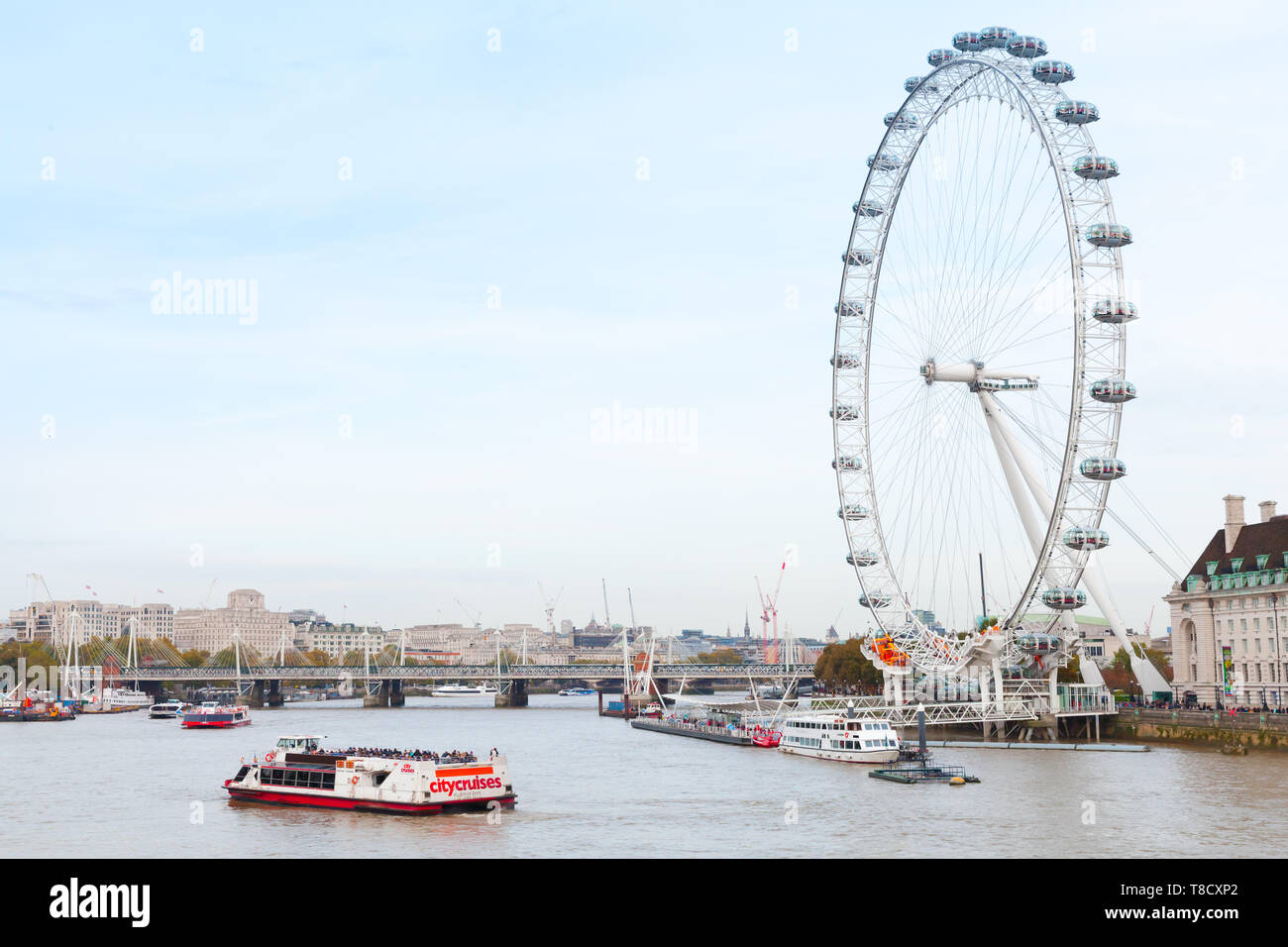 London, Regno Unito - 31 Ottobre 2017: Cityscape con il London Eye ruota panoramica Ferris montato sulla riva sud del fiume Tamigi a Londra Foto Stock