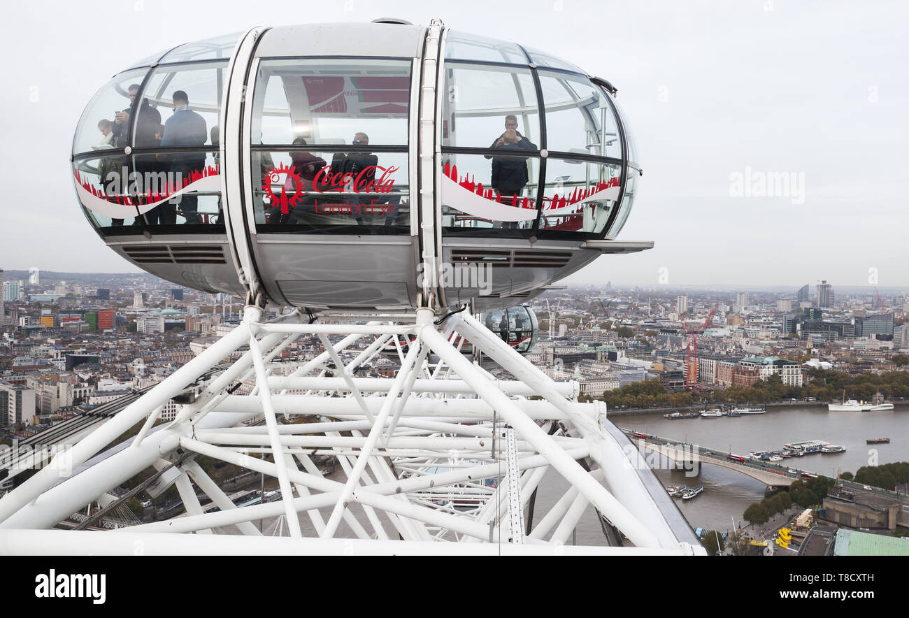 London, Regno Unito - 31 Ottobre 2017: Le persone sono nella cabina del London Eye ruota gigante montato sulla riva sud del fiume Tamigi in Londo Foto Stock