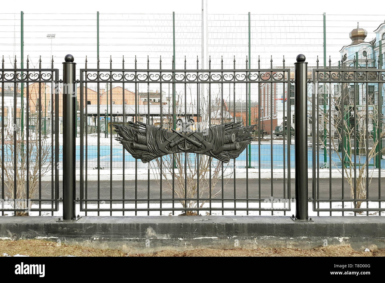 Frammento del reticolo di ferro recinto con l'emblema di simboli navale nella città di San Pietroburgo. Foto Stock