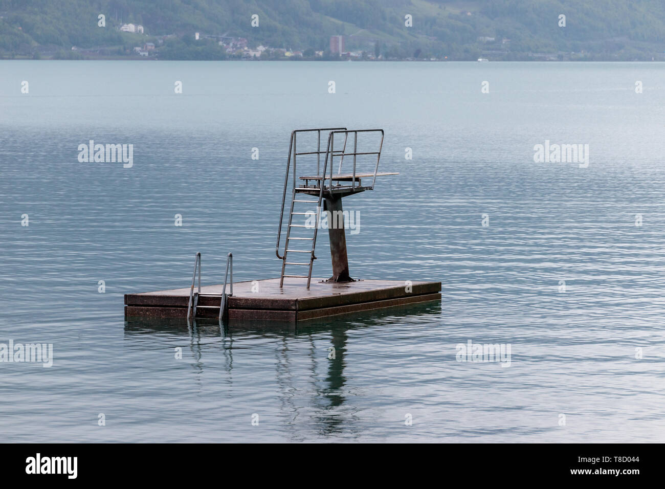 Le immersioni in pensione il lato Walenstadt del Walensee è visto con moli in background in una piovosa, tranquilla giornata in Svizzera. Presto ci sarà l Foto Stock