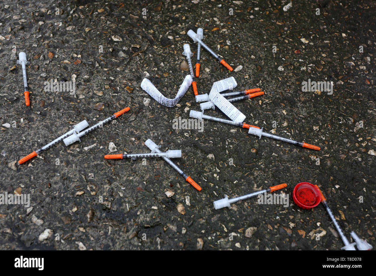 Una selezione di aghi nella foto trovata sulla strada a Bognor Regis, West Sussex, Regno Unito. Foto Stock