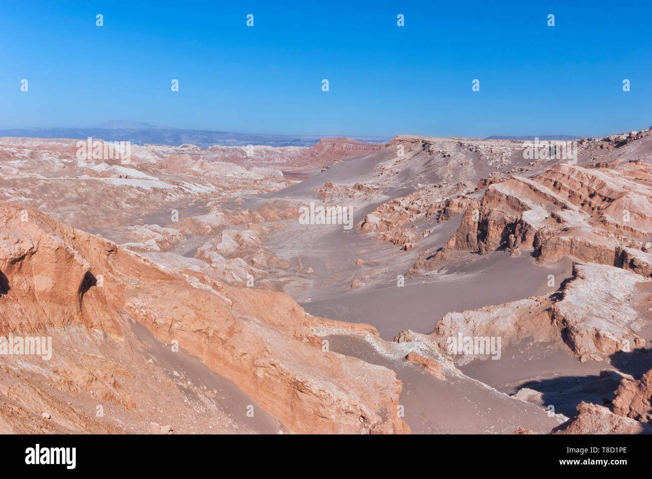 Valle della Luna con surreale terreno moonlike, inusuali formazioni rocciose, dune di sabbia, il deserto di Atacama, Cile, America del Sud . Foto Stock