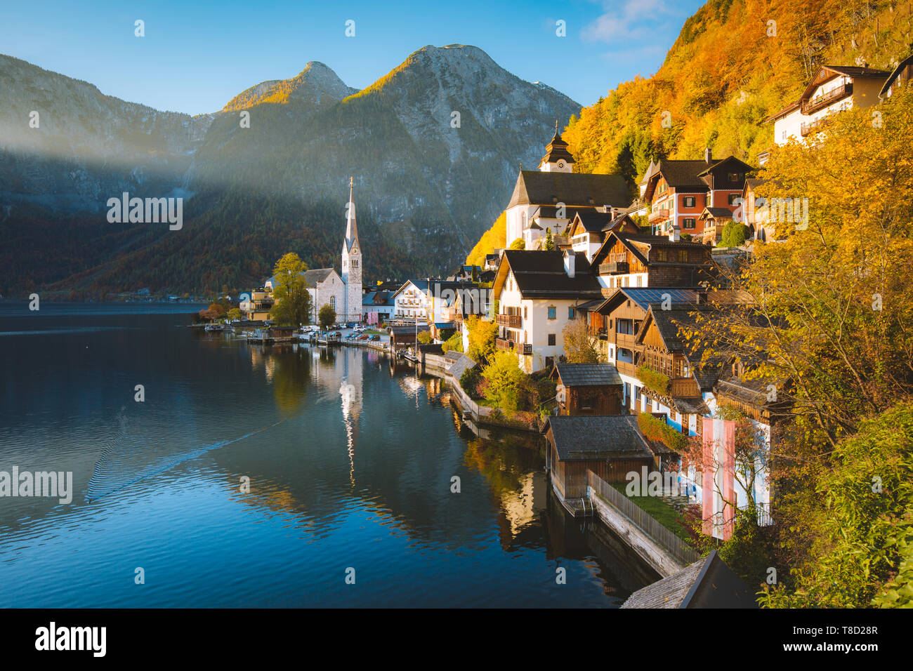 New Scenic 5 posti da cartolina vista del famoso Hallstatt villaggio di montagna con Hallstatter vedere nelle Alpi austriache in beautiful Golden. La luce del mattino in caduta, Foto Stock