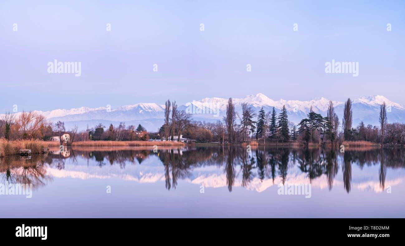 Francia, Savoie, Les Marche, Lago di Saint AndrÚ nel cuore della Combe de Savoie vigneti, Belledonne range coperto di neve in background Foto Stock