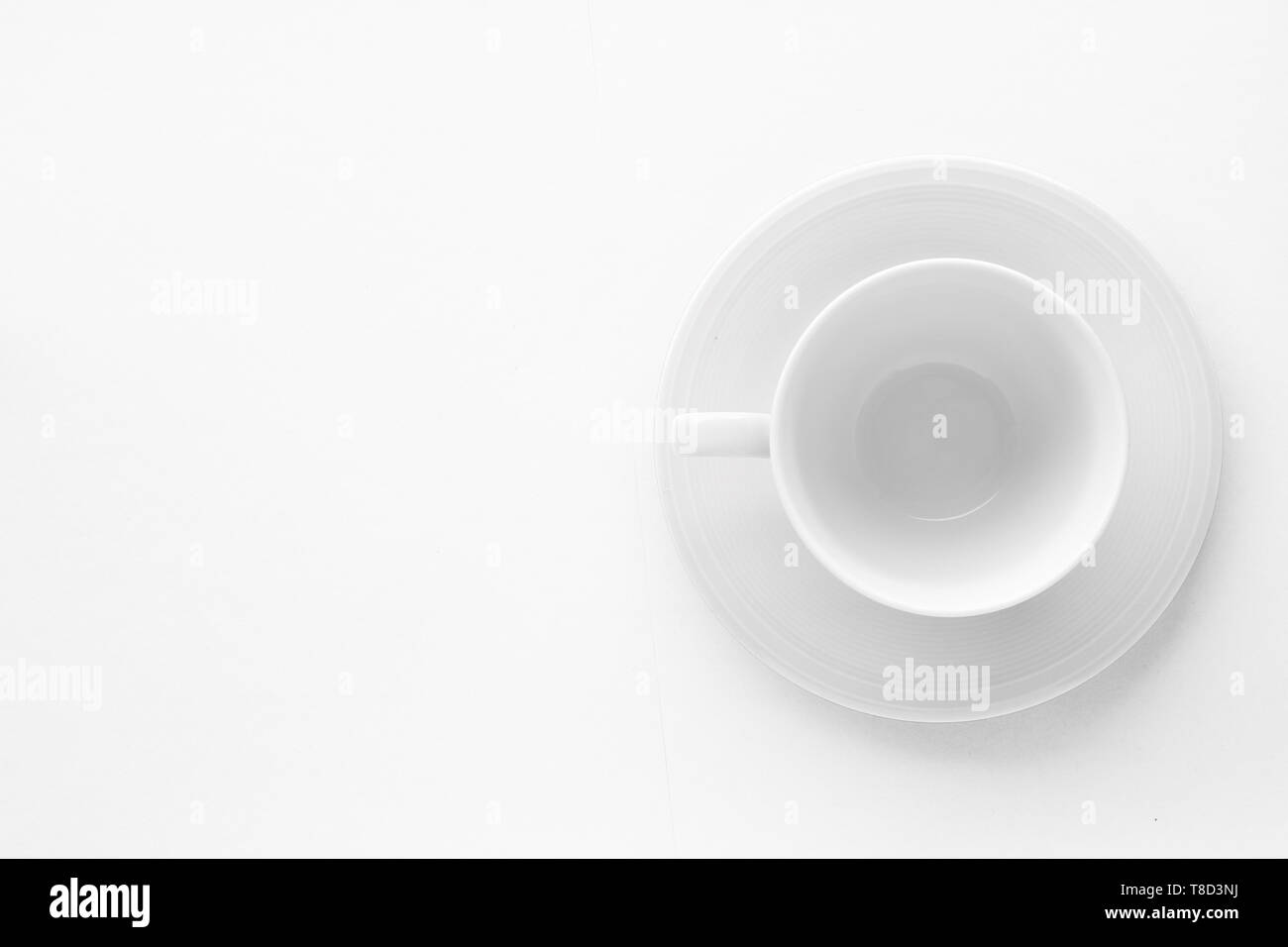 Cucina, Stoviglie design e bere concetto - tazza vuota e piattino mockup su sfondo bianco, flatlay Foto Stock