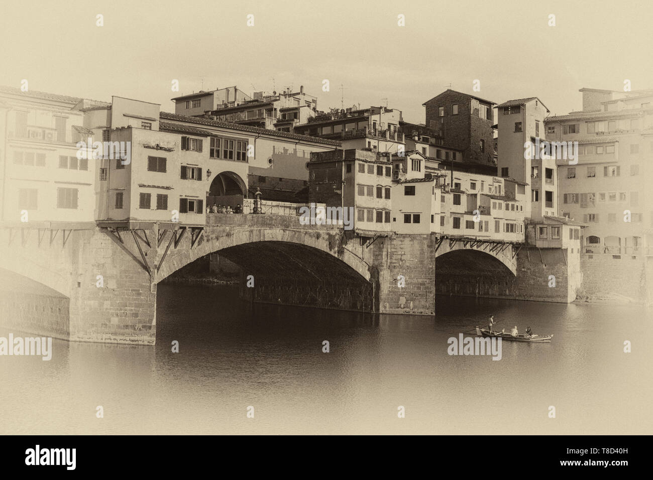 Il Ponte Vecchio, una pietra medievali chiuso-spandrel arco ponte sopra il fiume Arno a Firenze, nota per aventi ancora negozi costruiti Foto Stock