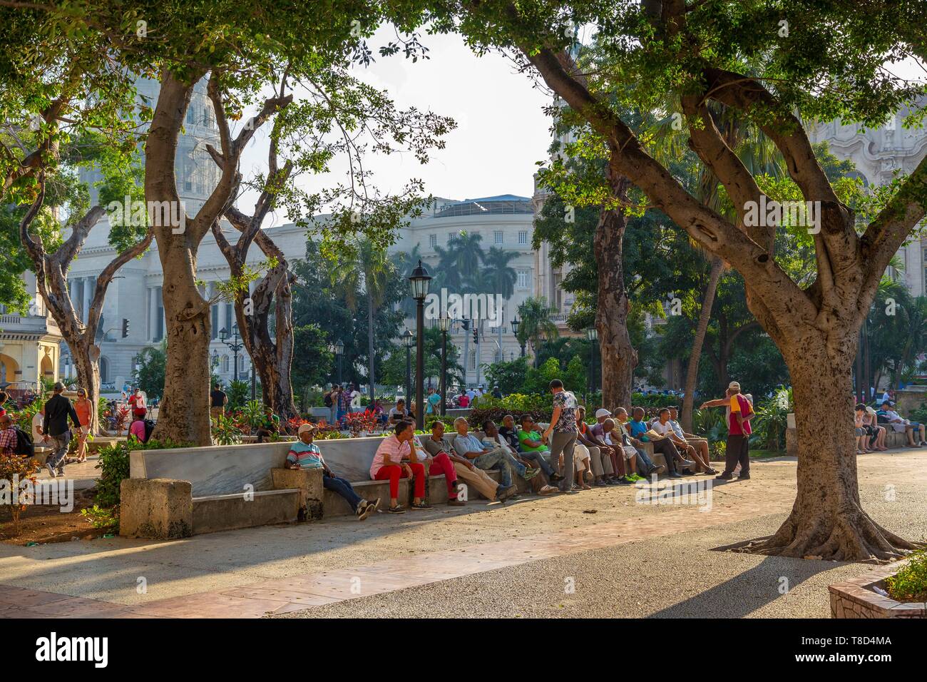 Cuba, La Habana, quartiere di Habana Vieja elencati come patrimonio mondiale dall UNESCO, il Paseo de Marti o Prado, avenue è costeggiata da eleganti palazzi collegando il Malecon al Capitol, il Parque Central, il Grand Theatre de L Avana (Gran Teatro de La Habana) e Inglaterra Hotel Foto Stock