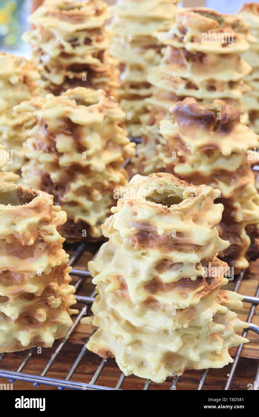 Francia, Hautes Pirenei, Aure valle, Ancizan, Cake Shop storie, sputo torte cucinate su un fuoco di legno Foto Stock