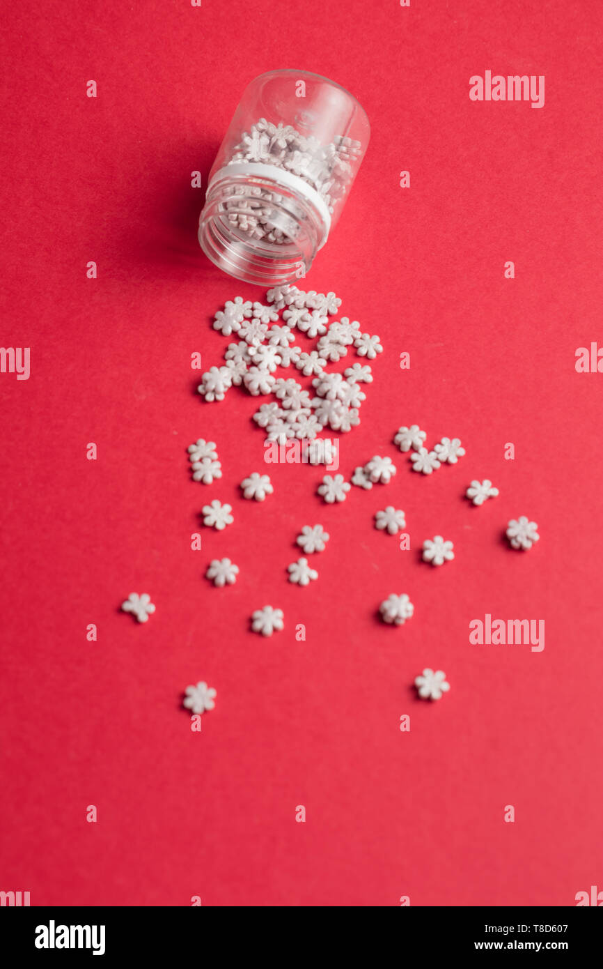 Versato fatti a mano fiocchi di neve dalla carta. concetto artigianale.le idee creative sul nuovo anno.Il concetto di medicina. Foto Stock