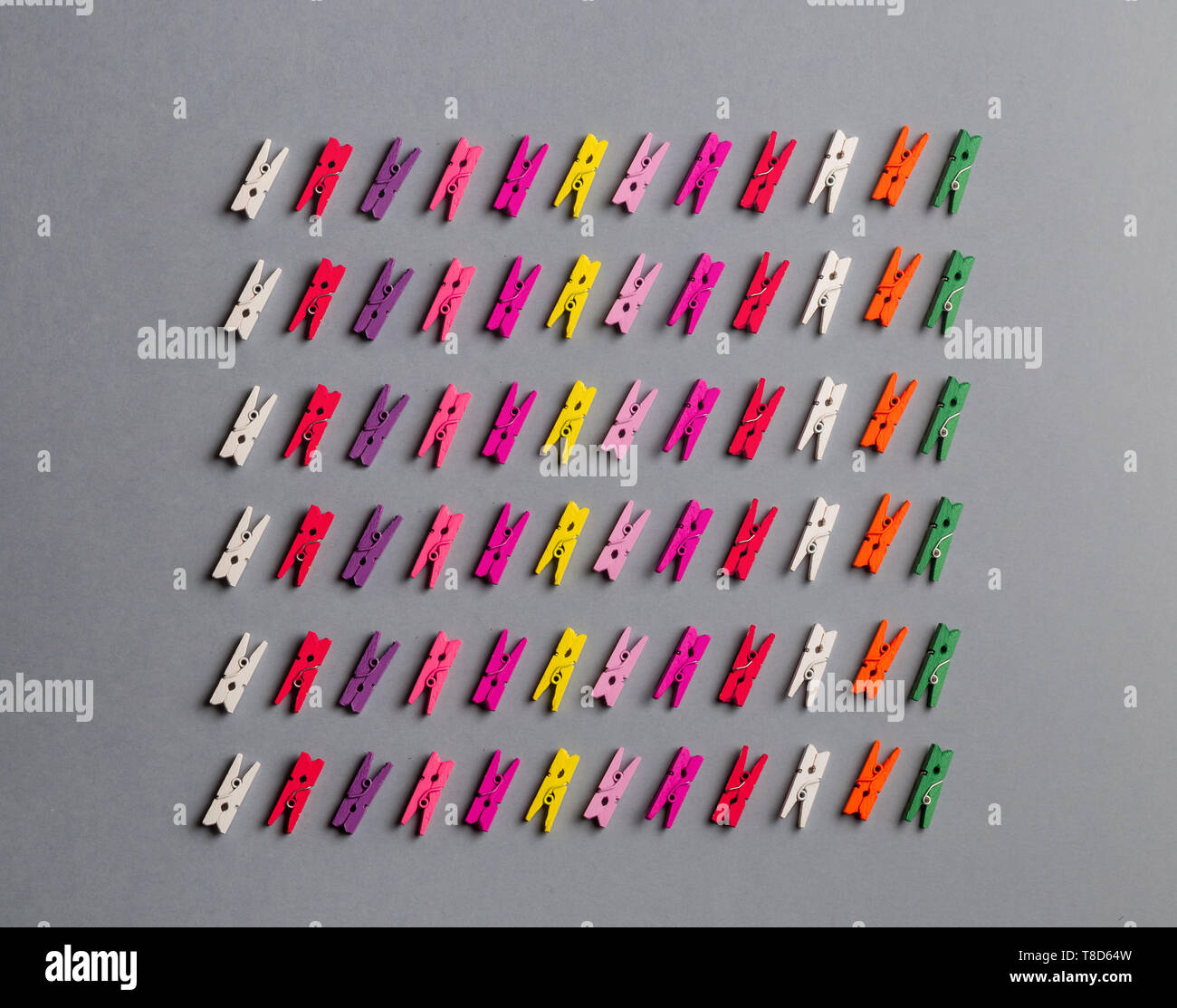 Ordinamento clothespins dal colore. Gioco e concetti di intrattenimento. top view foto Foto Stock