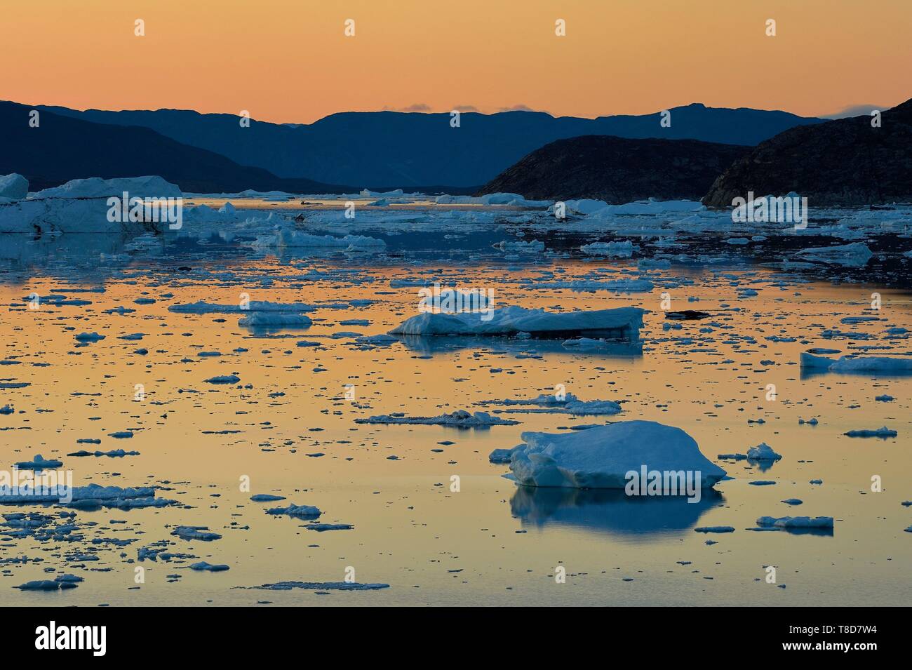La Groenlandia, west coast, baia di Disko, Iceberg nella baia di Quervain al crepuscolo Foto Stock