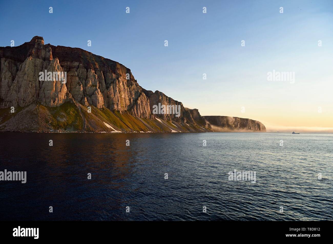 La Groenlandia, North West Coast, canale di Murchison a nord della baia di Baffin, Hakluyt isola scogliere off la riva occidentale del Kiatak (Northumberland Island) Foto Stock
