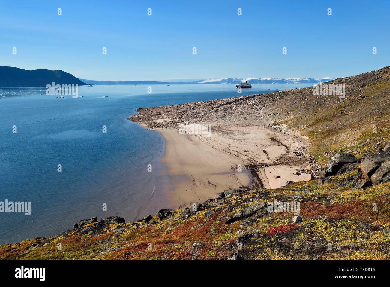 La Groenlandia, North West Coast, Smith sound a nord della baia di Baffin, Robertson fjord a Siorapaluk che è la maggior parte nord del villaggio provenienti dalla Groenlandia, MS Fram brocca nave da Hurtigruten al di ancoraggio in background Foto Stock