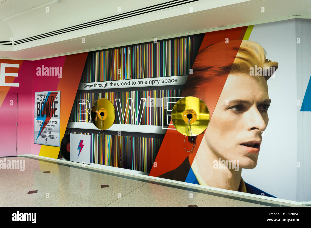 Il David Bowie esperienza audio installato in un negozio di vuoto unità nelle radure shopping centre, Bromley nel sud di Londra. Foto Stock