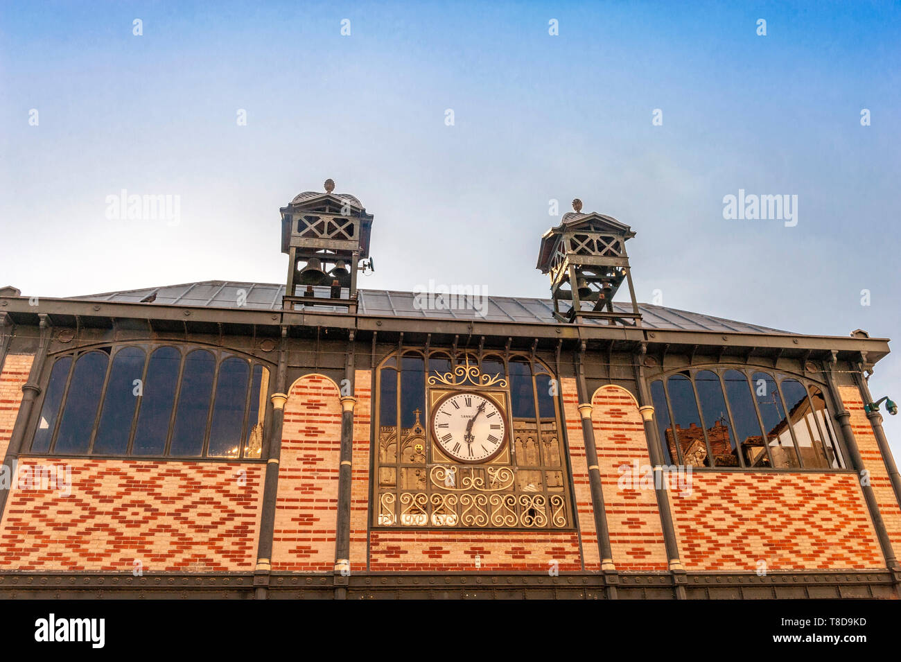 Il mercato coperto hall di Sens-sur Yonne è un fiore di architettura del XIX secolo. E grande producono! Foto Stock